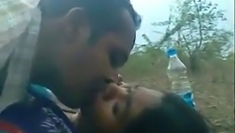 La Bella Desi Si Scatena All'Aperto