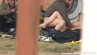 노숙자 커플과 공공장소에서 랜덤한 남자와의 리얼 라이프 쓰리썸