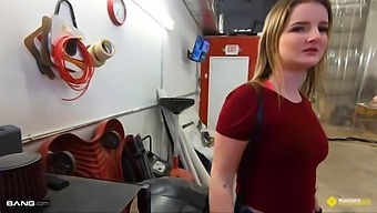 Un Meccanico Viene Pagato In Favori Sessuali Da Una Bionda Prosperosa Sul Lato Della Strada..