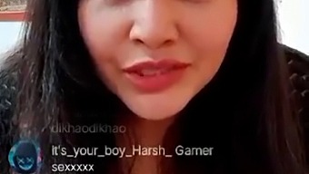 Η Καυτή Ινδή Rajsi Verma Επιδεικνύει Τα Μεγάλα Φυσικά Της Βυζιά Και Τον Κώλο Της Σε Μια Καυτή Ζωντανή Παράσταση