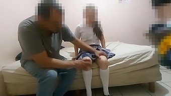 멕시코 여학생과 그녀의 이웃이 몰래 선물을 준비하고, 시날로아에서 온 젊은 남자와 집에서 만든 비디오에서 섹스 활동을 합니다
