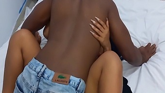 Pendant Que Je Me Faisais Baiser, Le Cocu Buvait Avec Ses Potes