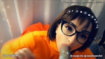 벨마는 구강 섹스로 괴물을 만족시키고 입 안에 크림파이를 받습니다 - 스쿠비 두