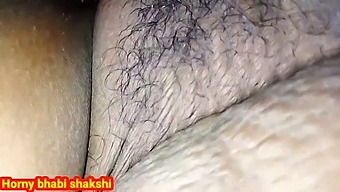 性欲旺盛的desi女孩在树林里和她的朋友亲密接触