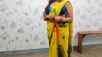 La Criada India Con Grandes Tetas Se Intimida Con El Cliente En Su Casa