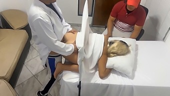 Một Cuộc Ba Người Nóng Bỏng Với Một Người Vợ Tuyệt Đẹp Và Chồng Câm Của Một Bác Sĩ.