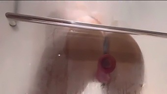 Pripravte Sa Na Sprchu Potešenia S Max Ryanovým Prskajúcim Dildom V Sprche