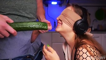 Ik Ben Boos En Gekwetst Door Het Bedrog Van Mijn Vriend, Waardoor Ik Zijn Geslachtsdeel Proef