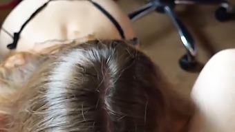 Sesso Orale Erotico Con Intenso Contatto Visivo E Sborrata Sul Viso
