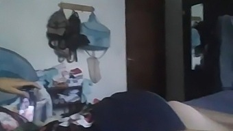 Relación Real. Observa A Mi Madrastra Involucrada En Actividad Sexual Mientras Mi Padre Está Fuera En El Trabajo. Sexo Genuino