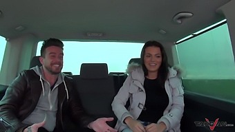 Sebavedomá Žena Presviedčaná Dychtivými Mužmi, Aby Sa K Nim Pridala V Dodávke.