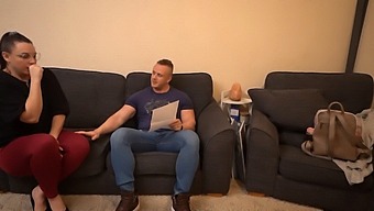 Gömbölyű, Nagy Fenekű Nő Meglátogat Egy Állásinterjút, És Váratlan Örömet Él Át