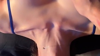 เด็กสาวผมสีน้ําตาลให้น้ําแตกในปากอย่างเร่าร้อน