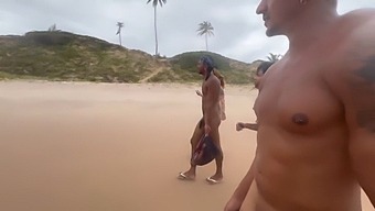 Min Vellystige Kjæreste Blir Med Meg På Stranden For En Dag Med Soling Og Svømming I Naken